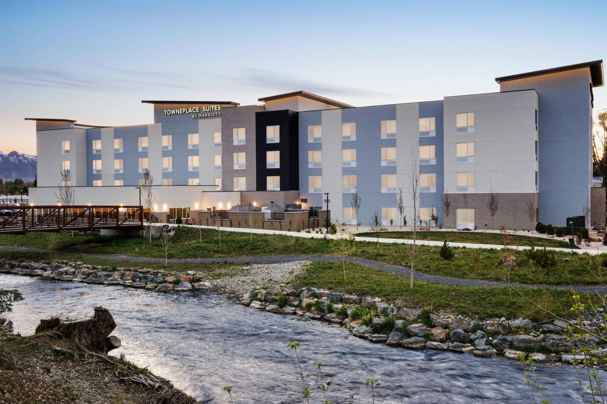 Towneplace Suites By Marriott Лоуган Екстериор снимка